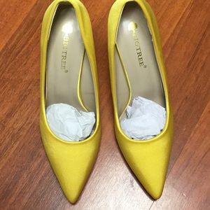 NWOT gorgeous satin pumps